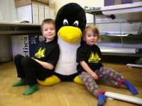 Kinder mit dem Pinguin