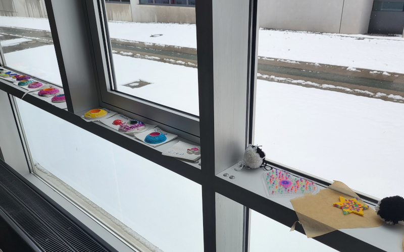 bunte Gipsfiguren auf der Fensterbank
