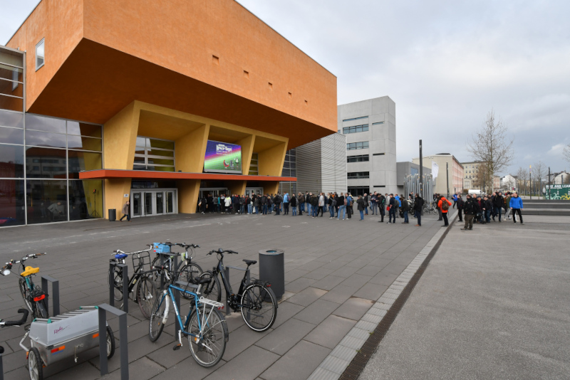 Eine Schlange bildete sich am Samstagmorgen zu Einlassbeginn